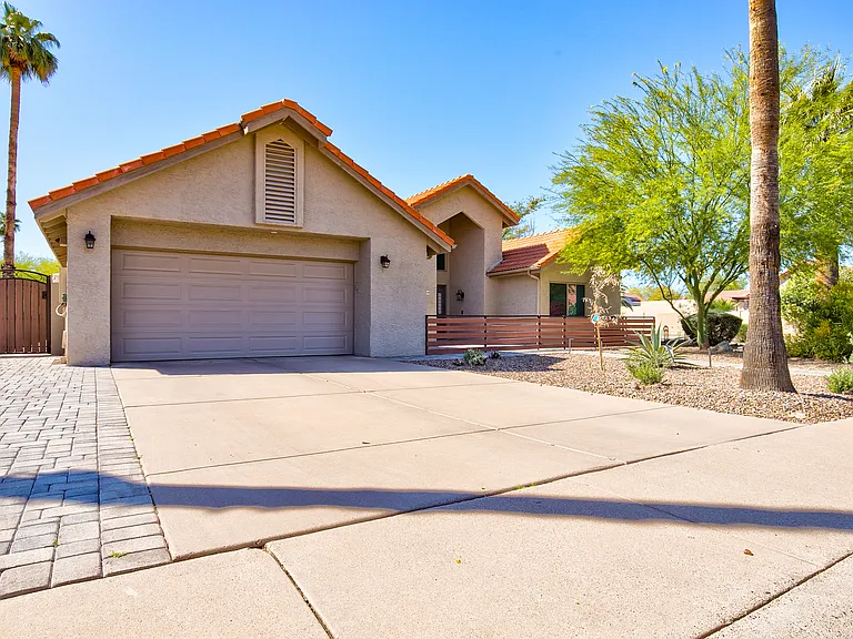 1945 E Velvet Dr — Photo 4