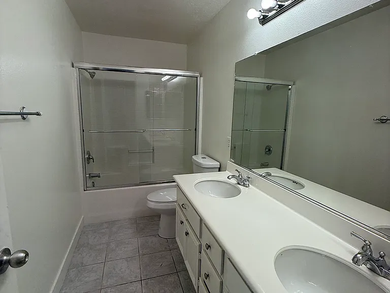 652 Avondale Dr — Photo 16