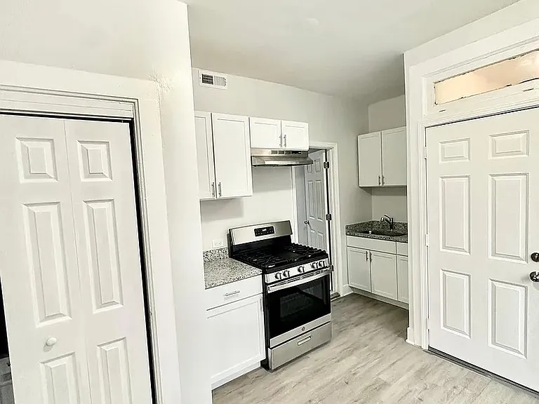 2224 S Sawyer Ave #CH1R — Photo 2