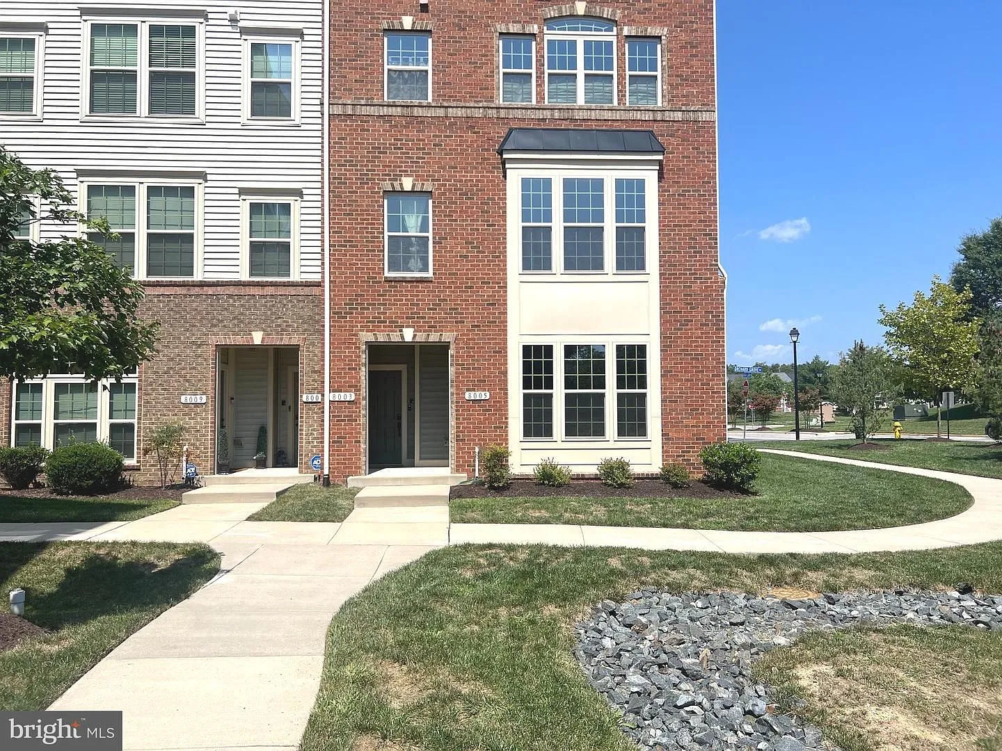 Beautiful end of group 3bd 2.5bth 2 level townhouse/condo with attached garage. — Photo 2