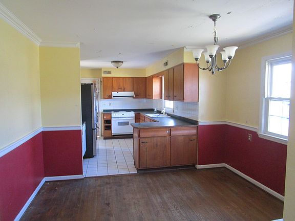 3rd image of 403 N 1st St