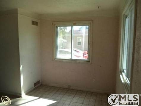 2-Living Room.JPG
