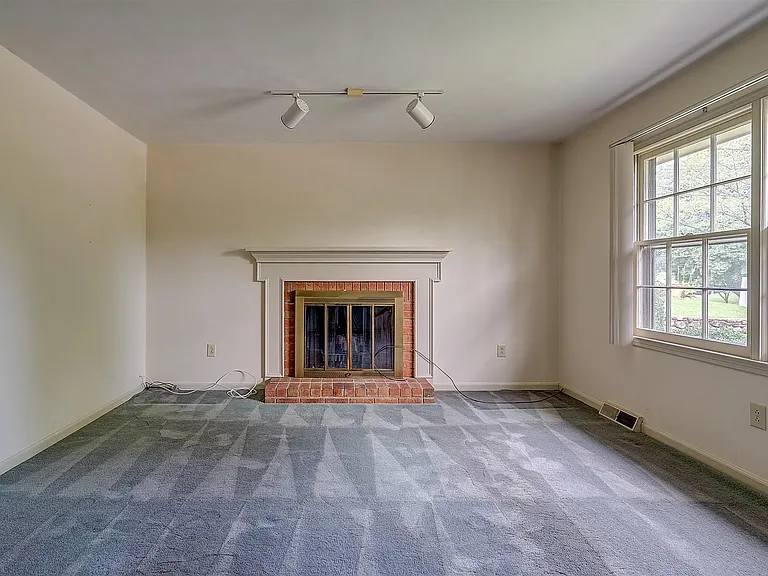 306 Highfield Rd — Photo 8