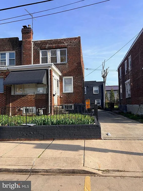 5 bed, 1.5 bath, 1600 sqft, $2,800 — Photo 1