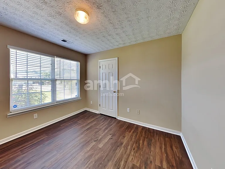 305 Kings Way — Photo 17