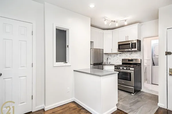Rented by Century 21 Metropolitan | media 21