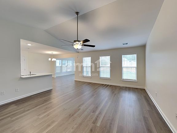 4th image of 141 Barrington Dr