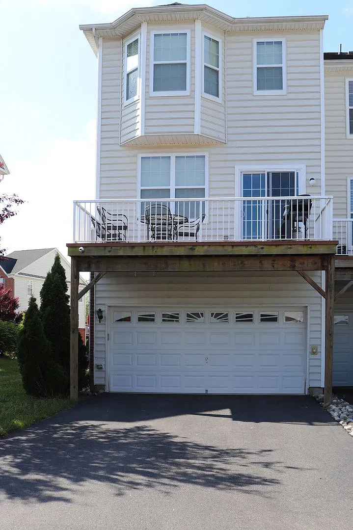 Spacious End-Unit Living with Upgrades Throughout — Photo 3