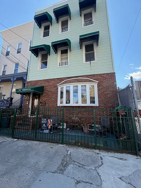 Front View - 141 Griffith St #2
