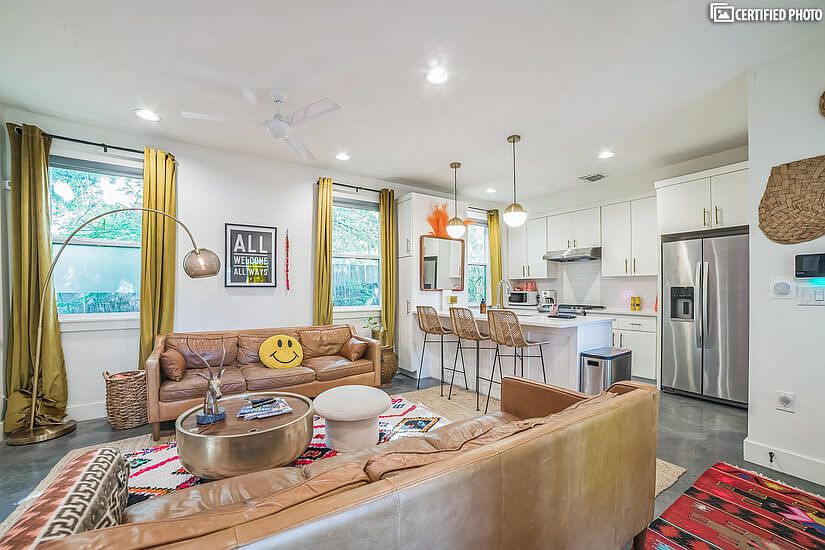 Well-designed casa, great location w/ hot tub & cowboy pool!