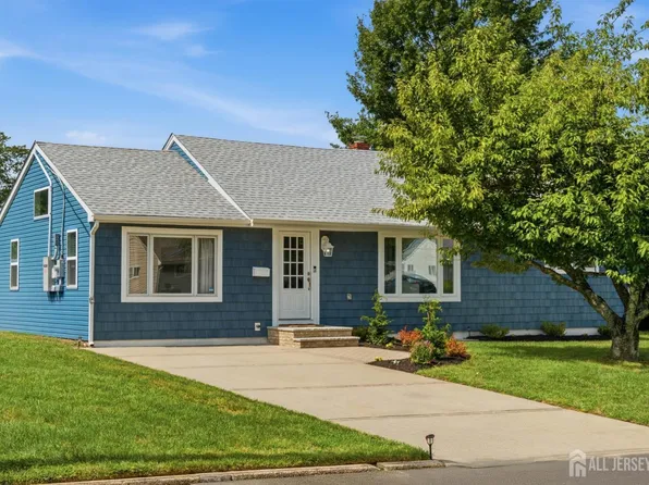 50 Fairview Dr, Middletown, NJ 07748