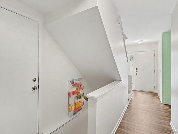 5th image of 699 Charing Ct