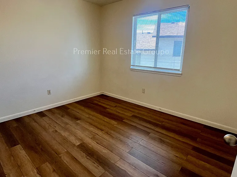 1015 Western Dr — Photo 6