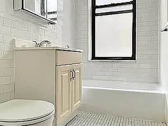 5th image of 58 W 72nd St APT 3C