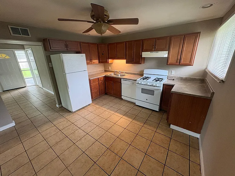 8513 Midwood Ave — Photo 3
