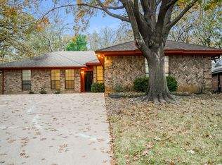6200 Sandybrook Dr, Arlington, TX 76001