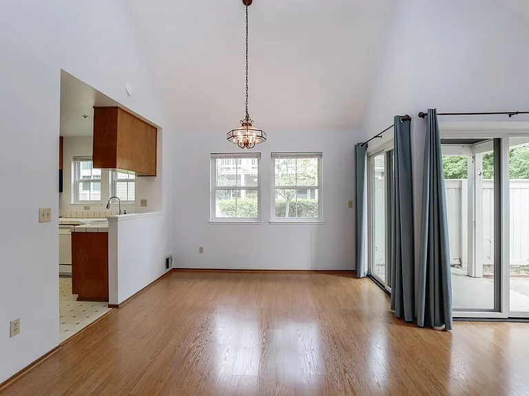 1055 Hull Ln — Photo 7