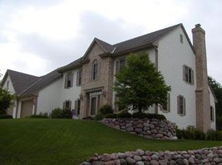 1637 Legend Hill Ln, Waukesha, WI 53189