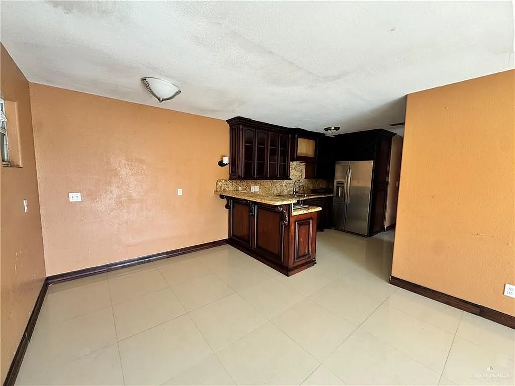 Building Photo - 1804 Oasis Dr #308