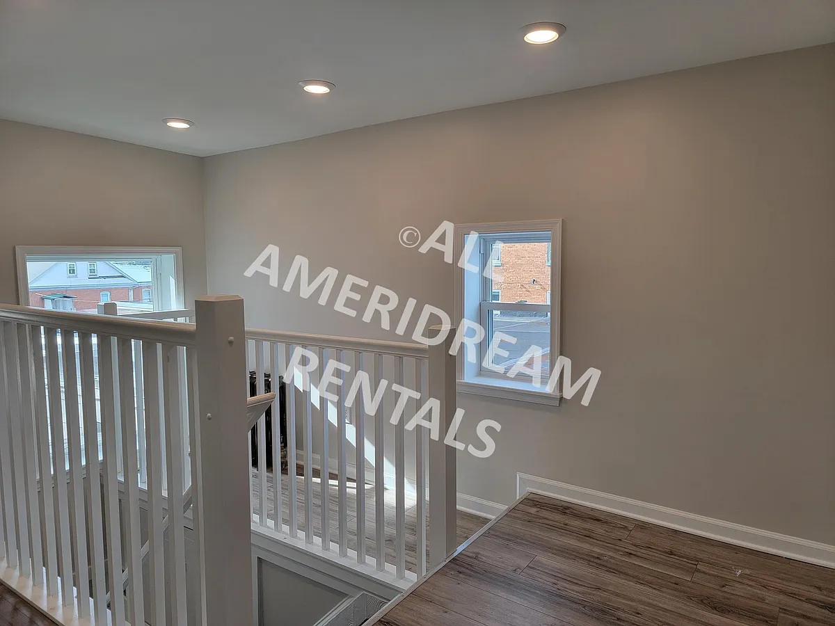 Entrance - 32 Carlisle St #3