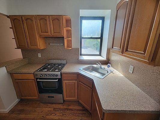 4th image of 276 14th St #4