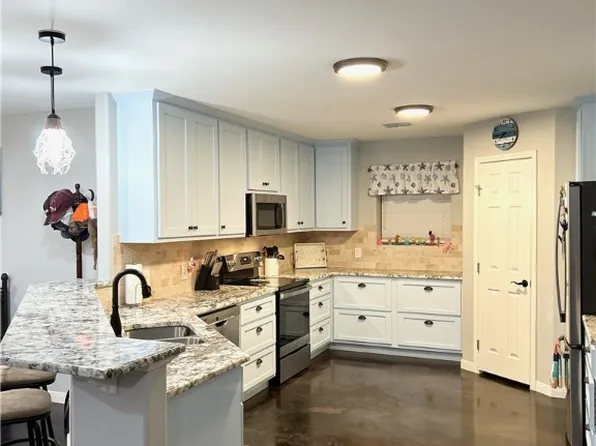 305 W Denver Ave, Seadrift, TX 77983