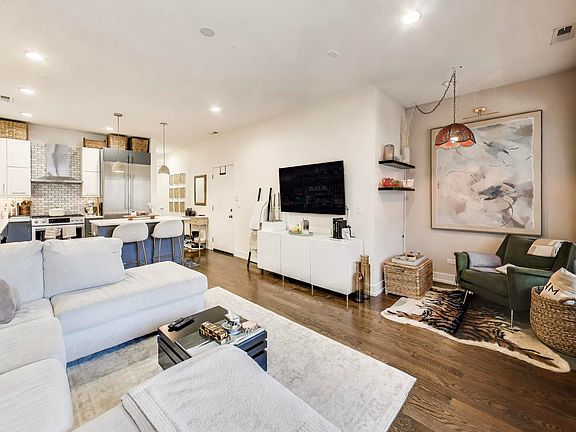 4th image of 1036 N Paulina St #2