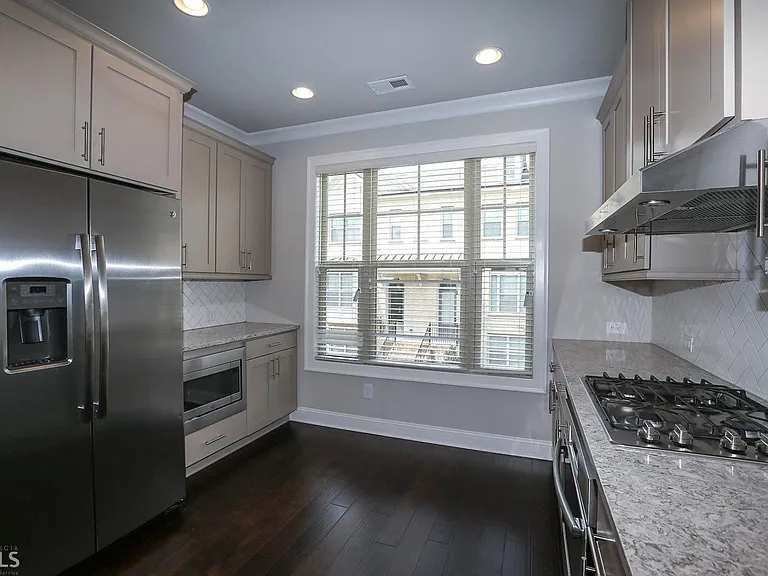 208 Bedford Aly — Photo 10