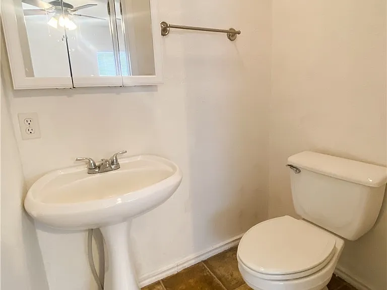 704 Churchill Dr — Photo 5