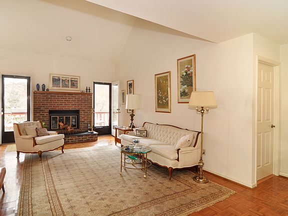 3rd image of 11 Mill Ct