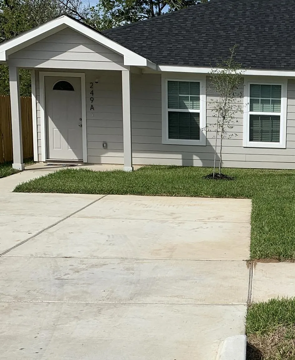 249 Owens St — Photo 1