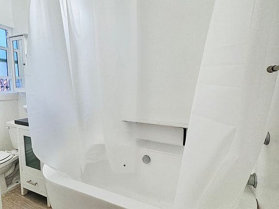 5th image of 14 Westminster Ave APT 32