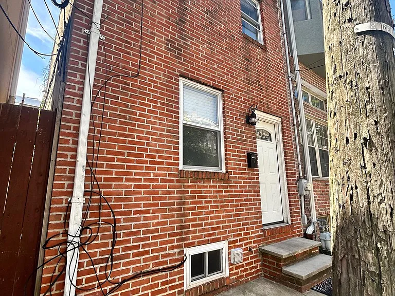 708 Medina St — Photo 2