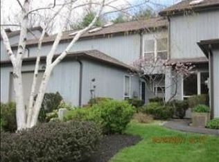 5 Pond Dr E, Rhinebeck, NY 12572