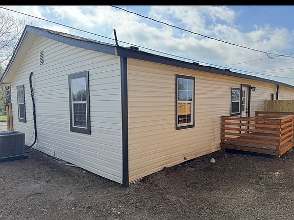 5th image of 1502 SW H Ave