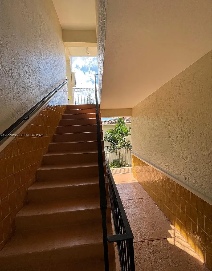 211 Sidonia Ave — Photo 4