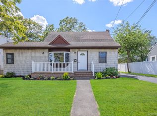 196 S Broome Ave, Lindenhurst, NY 11757
