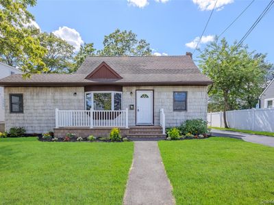 196 S Broome Avenue, Lindenhurst, NY, 11757