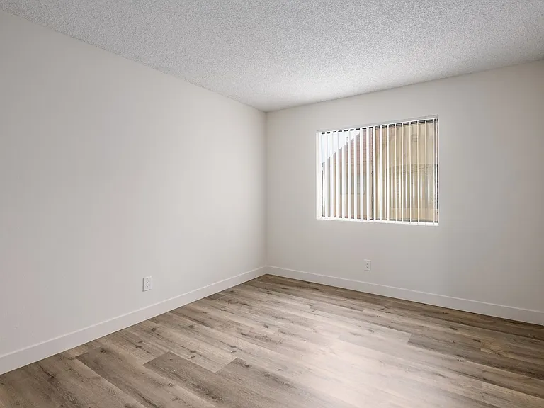 1010 - 1012 E Acacia Ave — Photo 11
