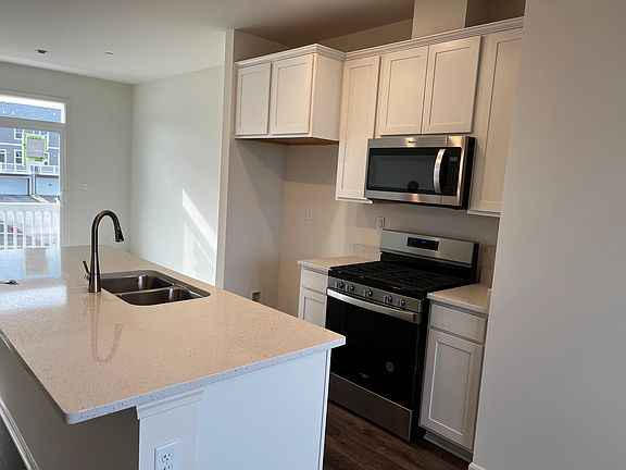 2nd image of 2032 Yellowstone Blvd #2032