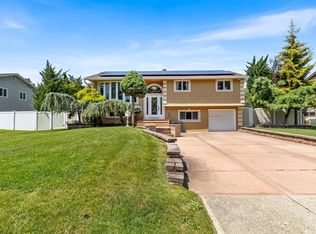 184 Overlook Dr, East Islip, NY 11730