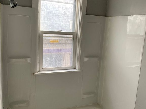 2nd image of 476 Niagara St APT 3