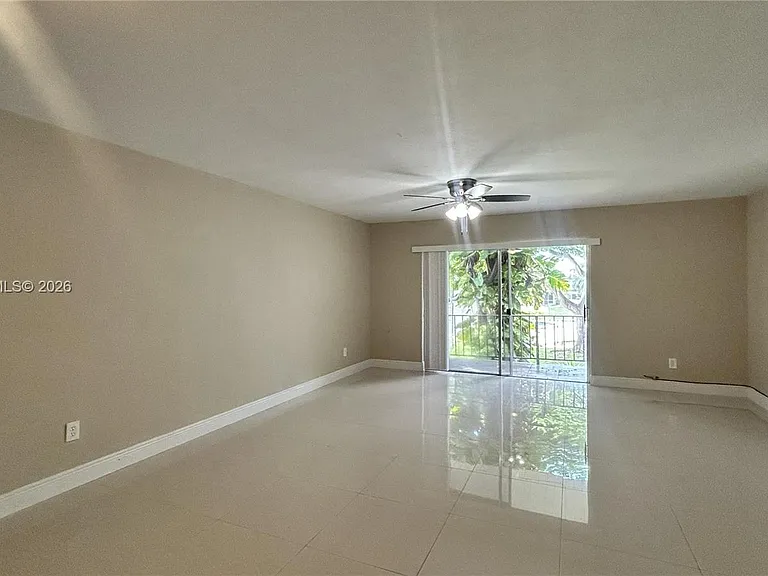10377 N Kendall Dr #K8 — Photo 2
