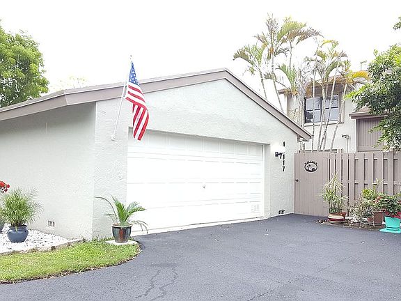 Detached 2-car garage