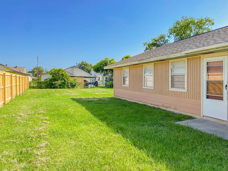 715 Live Oak St — Photo 12