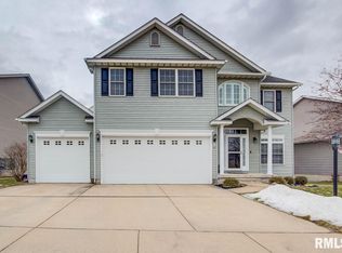 8 Hidden Valley Cir, Davenport, IA 52804