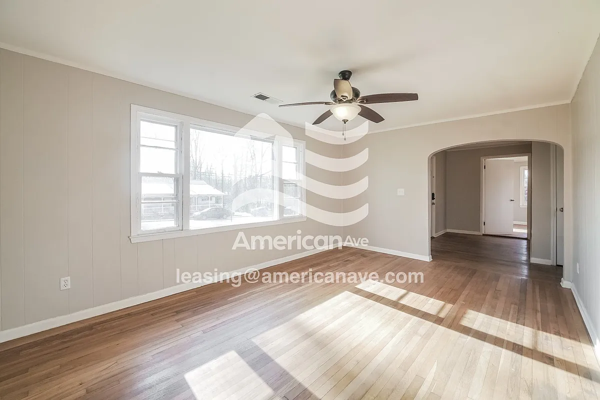 540678_002_living_room_13647510.jpg - 20 Watson Dr
