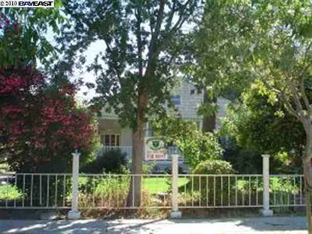 627 Rose Ave #4 — Photo 9