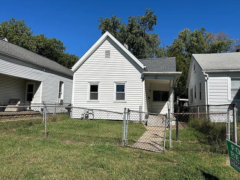 648 E Oregon St — Photo 1