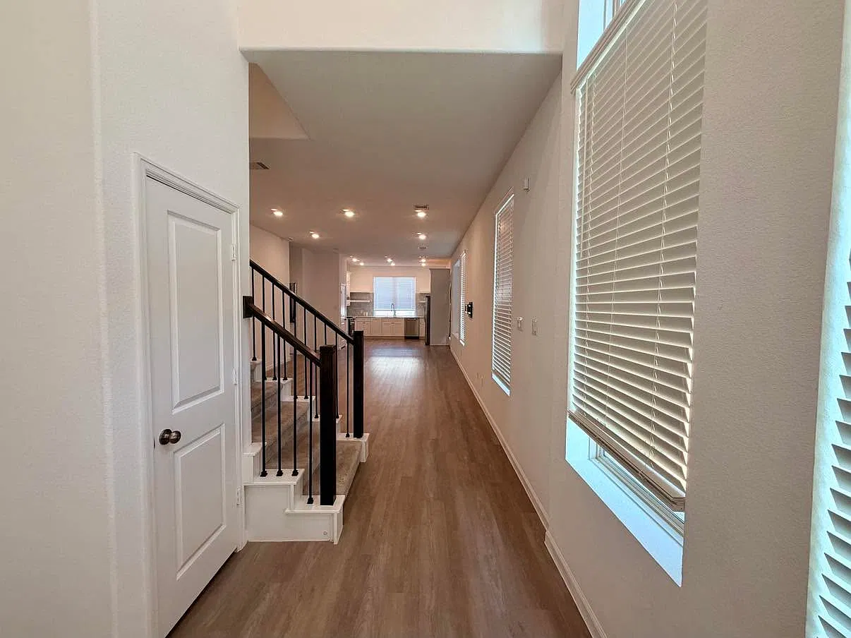 4 bed, 3.5 bath, 2285 sqft, $2,600 — Photo 2